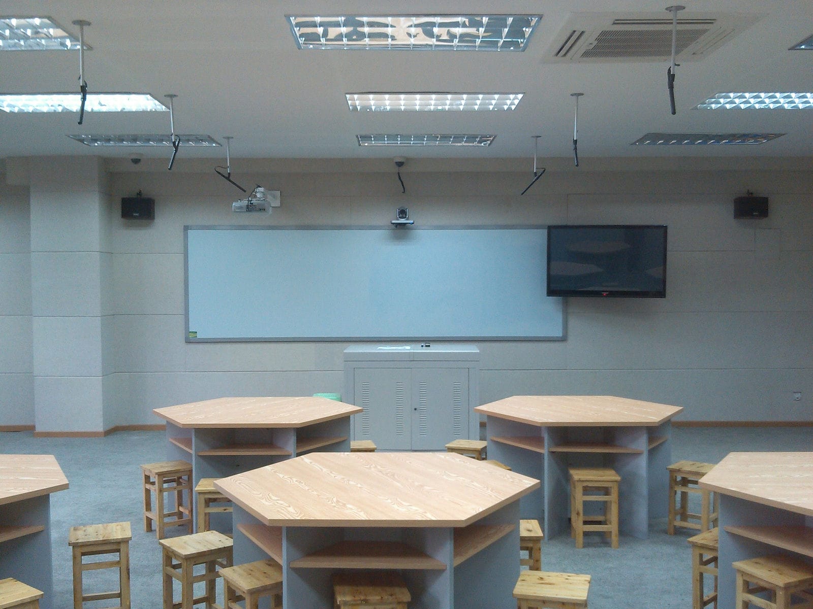 录播教室怎么装修？标准录播教室装修建议方案